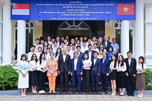 Thủ tướng Phạm Minh Chính và Thủ tướng Singapore Lý Hiển Long gặp gỡ sinh viên Đại học Quốc gia Hà Nội